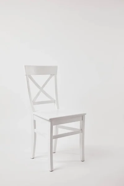 Silla de madera cómoda blanca sobre fondo gris - foto de stock