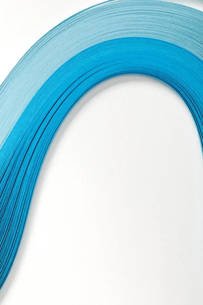 Хвилясті сині абстрактні паперові лінії на білому тлі — стокове фото