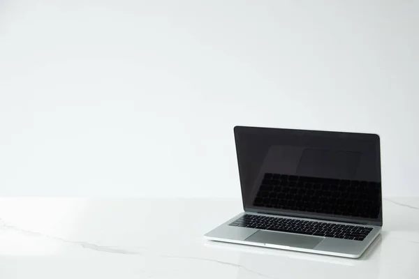 Portatile con schermo bianco e tastiera nera isolato su grigio — Foto stock
