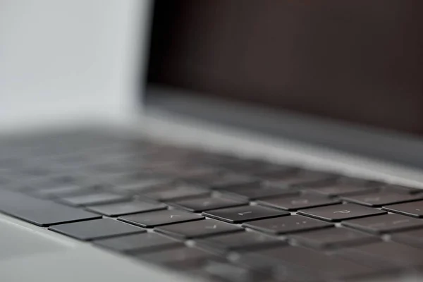 Вибірковий фокус ноутбука з порожнім екраном і чорною клавіатурою — стокове фото