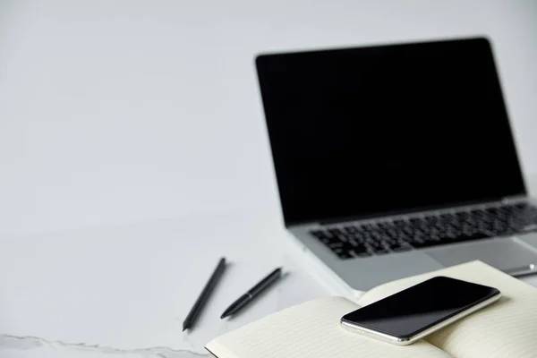 Foco seletivo de notebook, smartphone e laptop com tela em branco isolada em cinza — Fotografia de Stock