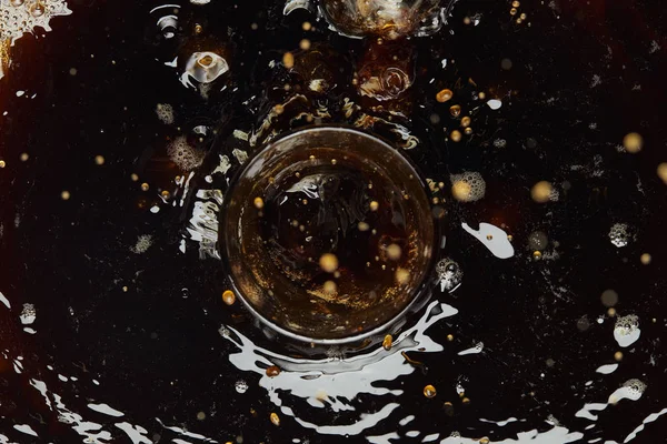 Vue du dessus du verre et du café noir avec des gouttes — Photo de stock