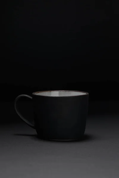 Xícara de café na superfície texturizada escura em preto — Fotografia de Stock