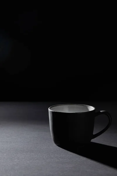 Xícara de café na superfície texturizada escura em preto — Fotografia de Stock