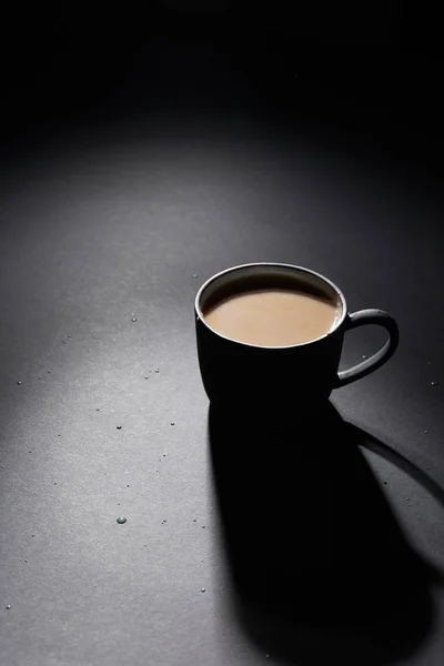 Taza de café con leche en la superficie de textura oscura - foto de stock