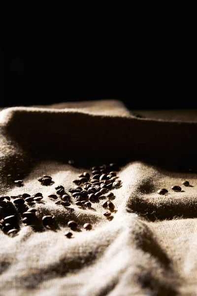Selektiver Fokus der gerösteten Kaffeekörner auf die Textur des Sacktuchs — Stock Photo