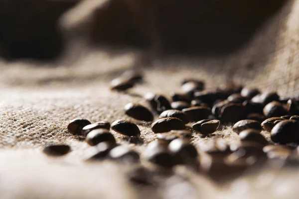 Foco seletivo de grãos de café torrados na textura do saco — Fotografia de Stock