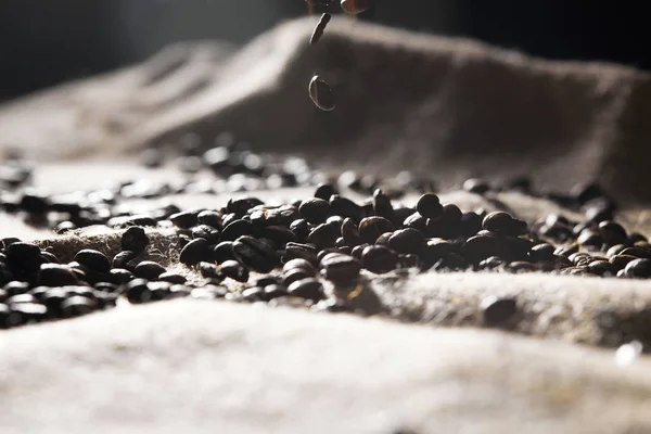 Concentration sélective des grains de café torréfiés sur la texture du sac — Photo de stock