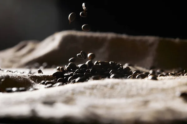 Вибірковий фокус смажених кавових зерен на текстурі веретена — Stock Photo