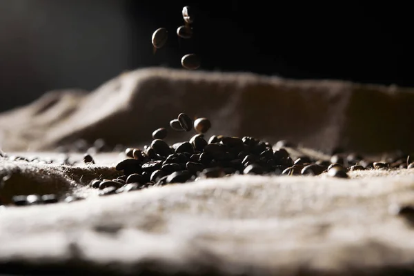 Foco seletivo de grãos de café torrados na textura do saco — Fotografia de Stock