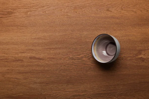 Vue du dessus du bol en céramique vide à la table en bois avec espace de copie — Photo de stock