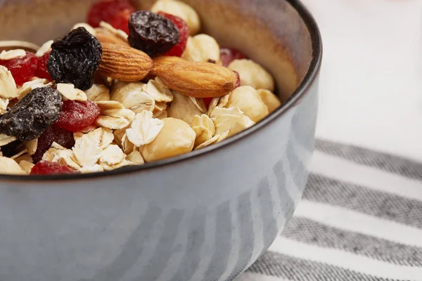 Primo piano di ciotola con muesli su tovagliolo a strisce — Foto stock