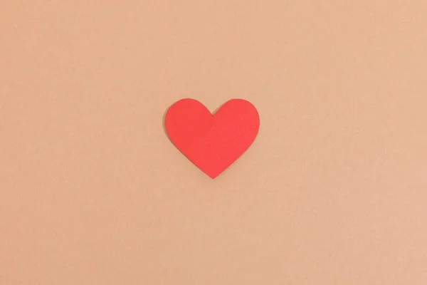 Vista superior del corazón de papel rojo en la superficie marrón - foto de stock