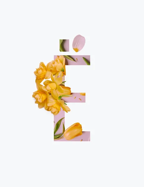 Cyrillic letter with yellow daffodils on pink background isolated on white — Stock Photo