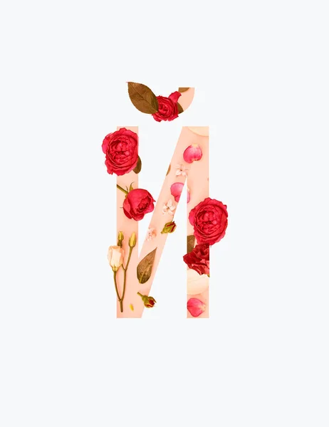 Carta cirílica con rosas rojas sobre fondo beige aislado sobre blanco - foto de stock