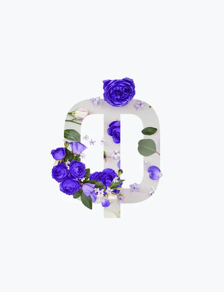 Kyrillische Buchstaben mit lila Blüten auf grauem Hintergrund isoliert auf weißem Hintergrund — Stockfoto