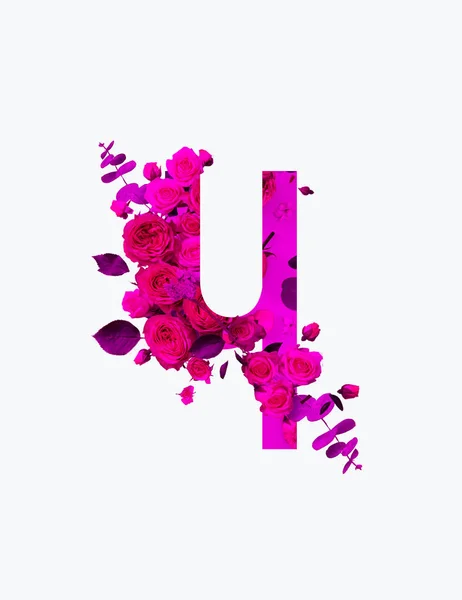Carta cirílica con flores de color rosa brillante aisladas en blanco - foto de stock