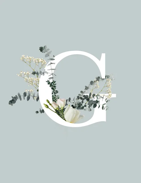 Lettre blanche C avec fleurs sauvages, bourgeons et feuilles vertes isolés sur gris — Photo de stock