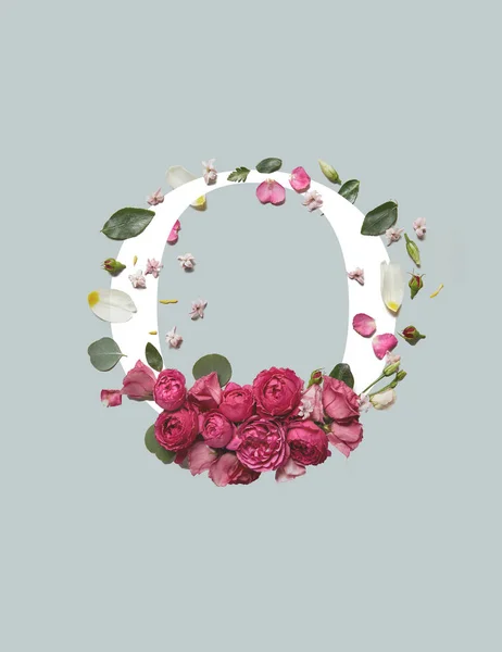 White letter O with pink eustoma flowers and green leaves isolated on grey — Stock Photo