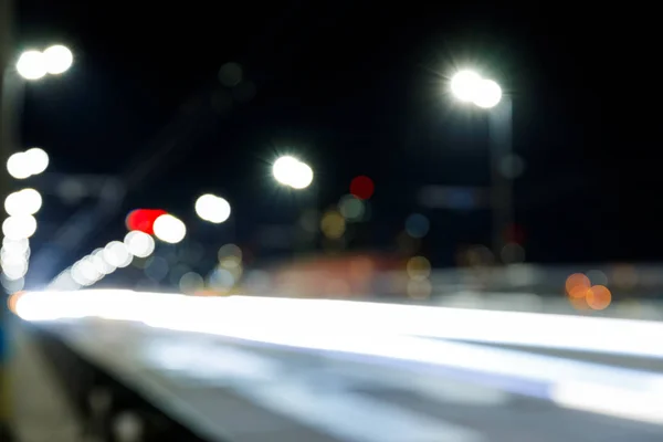 Lunga esposizione di luci di città luminose su strada di notte — Foto stock