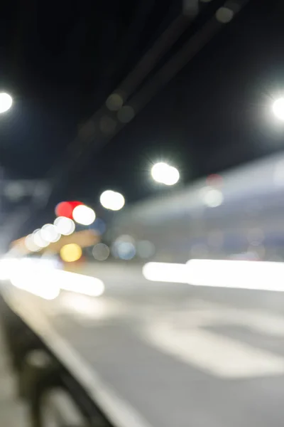 Lange Belichtung heller Lichter auf der Straße in der Nacht in der Stadt — Stockfoto