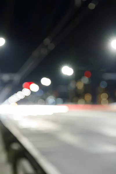 Довга експозиція світла на дорозі вночі в місті — стокове фото