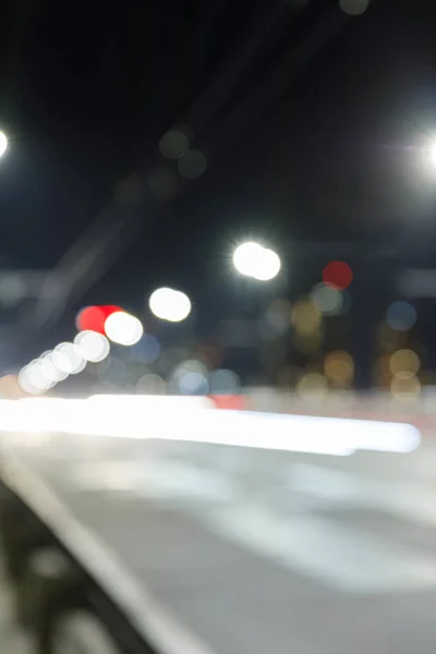 Lunga esposizione di luci luminose su strada durante la notte in città — Foto stock