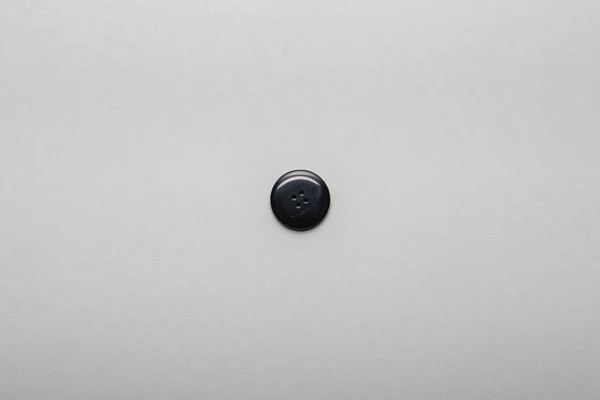 Vue du dessus du bouton noir isolé sur gris avec espace de copie — Photo de stock