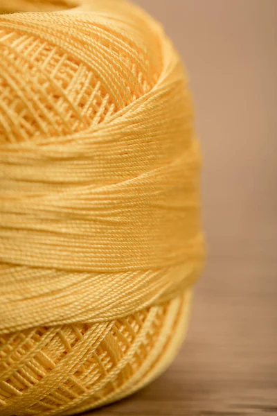 Vista da vicino della palla di filato di cotone giallo a maglia — Foto stock