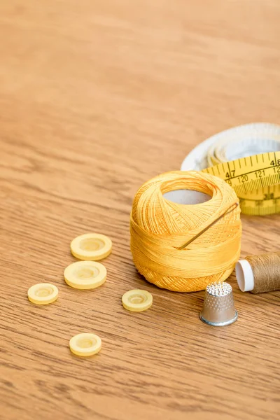 Filato di cotone a maglia palla con ditale e bottoni di abbigliamento su tavolo in legno con spazio copia — Foto stock