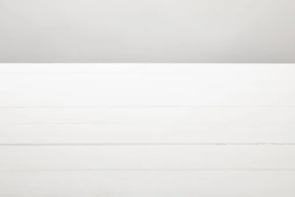 Tavole di legno bianco isolate su grigio con spazio copia — Foto stock