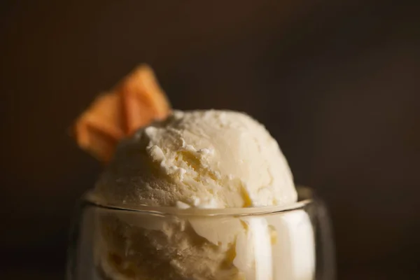 Nahaufnahme von köstlichen Eiskugeln im Glas auf dunkel — Stockfoto