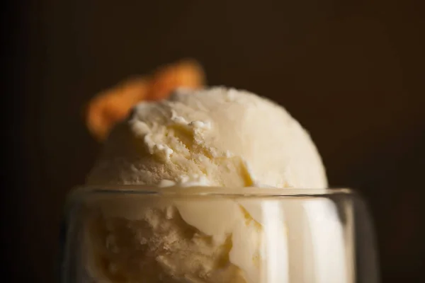 Foyer sélectif de délicieuse cuillère à crème glacée en verre — Photo de stock