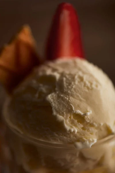 Enfoque selectivo de deliciosa cucharada de helado en vidrio - foto de stock