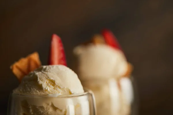 Close up de delicioso sorvete com morango e pedaço de waffle com espaço de cópia — Fotografia de Stock