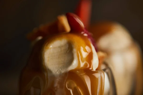 Vista de perto de deliciosa colher de sorvete com caramelo — Fotografia de Stock