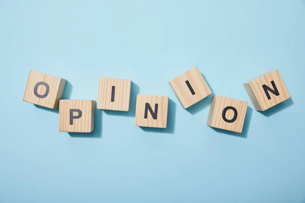 Vista superior de cubos de madera con letras sobre superficie azul - foto de stock