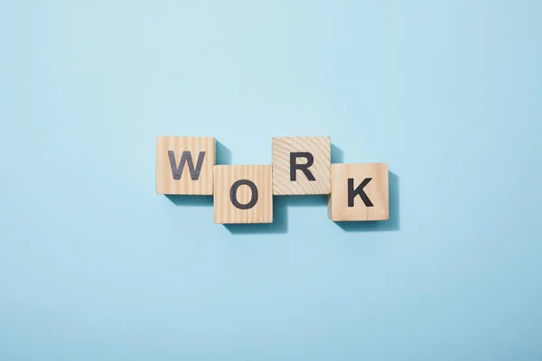 Vista superior de cubos de madera con letras sobre superficie azul - foto de stock