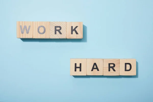 Vista superior de cubos de madera con letras sobre superficie azul - foto de stock