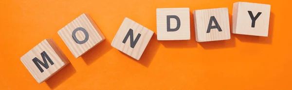 Tiro panorâmico de cubos de madeira com letras na superfície laranja — Fotografia de Stock