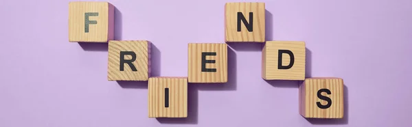 Plan panoramique de cubes en bois avec des lettres sur la surface violette — Photo de stock