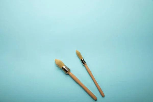 Vue de dessus de deux brosses sur la surface bleue — Photo de stock