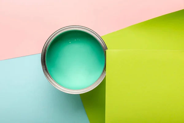 Вид зверху з олова з зеленою фарбою на барвистій поверхні — стокове фото