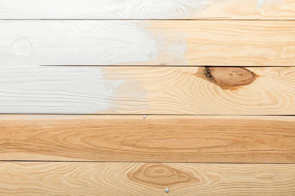 Texturierter Holzhintergrund in weiß lackiert mit Kopierraum — Stockfoto