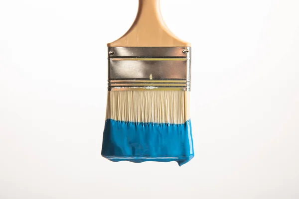Pincel de madera con pintura azul aislado en blanco — Stock Photo