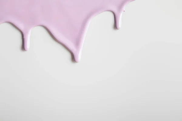 Білий фон з фіолетовою фарбою та пробілом для копіювання — стокове фото
