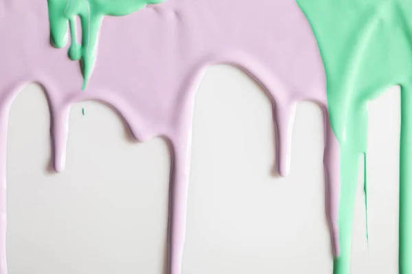 Білий фон з фіолетовими і зеленими фарбами — стокове фото