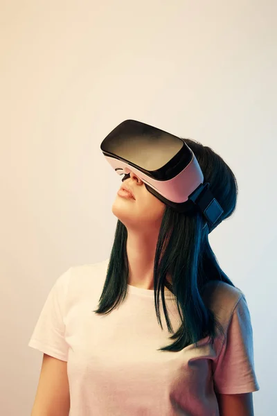 Mulher morena vestindo fone de ouvido realidade virtual em bege e azul — Fotografia de Stock