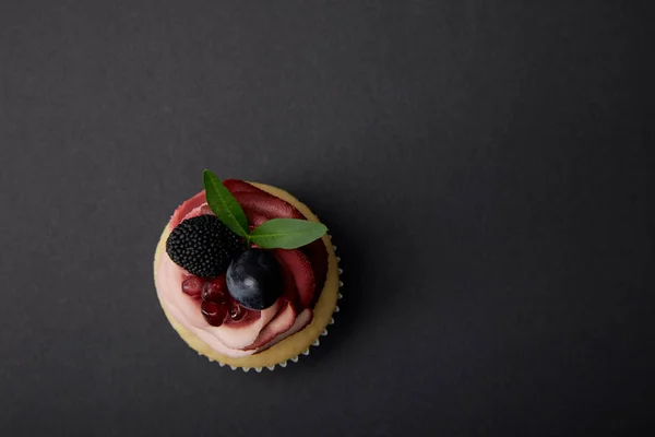 Vue du dessus du cupcake au raisin, grenat et mûre — Photo de stock