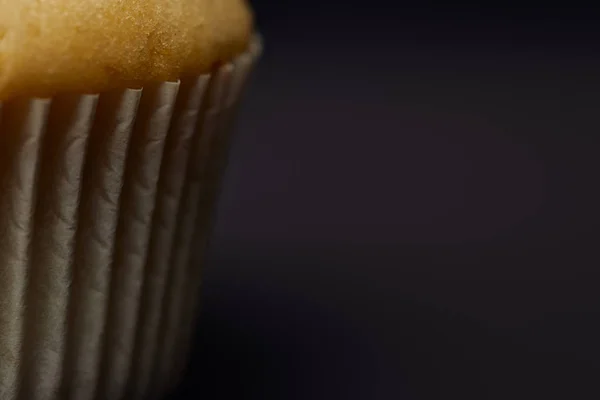 Nahaufnahme von leckerem Kuchen auf schwarz — Stockfoto